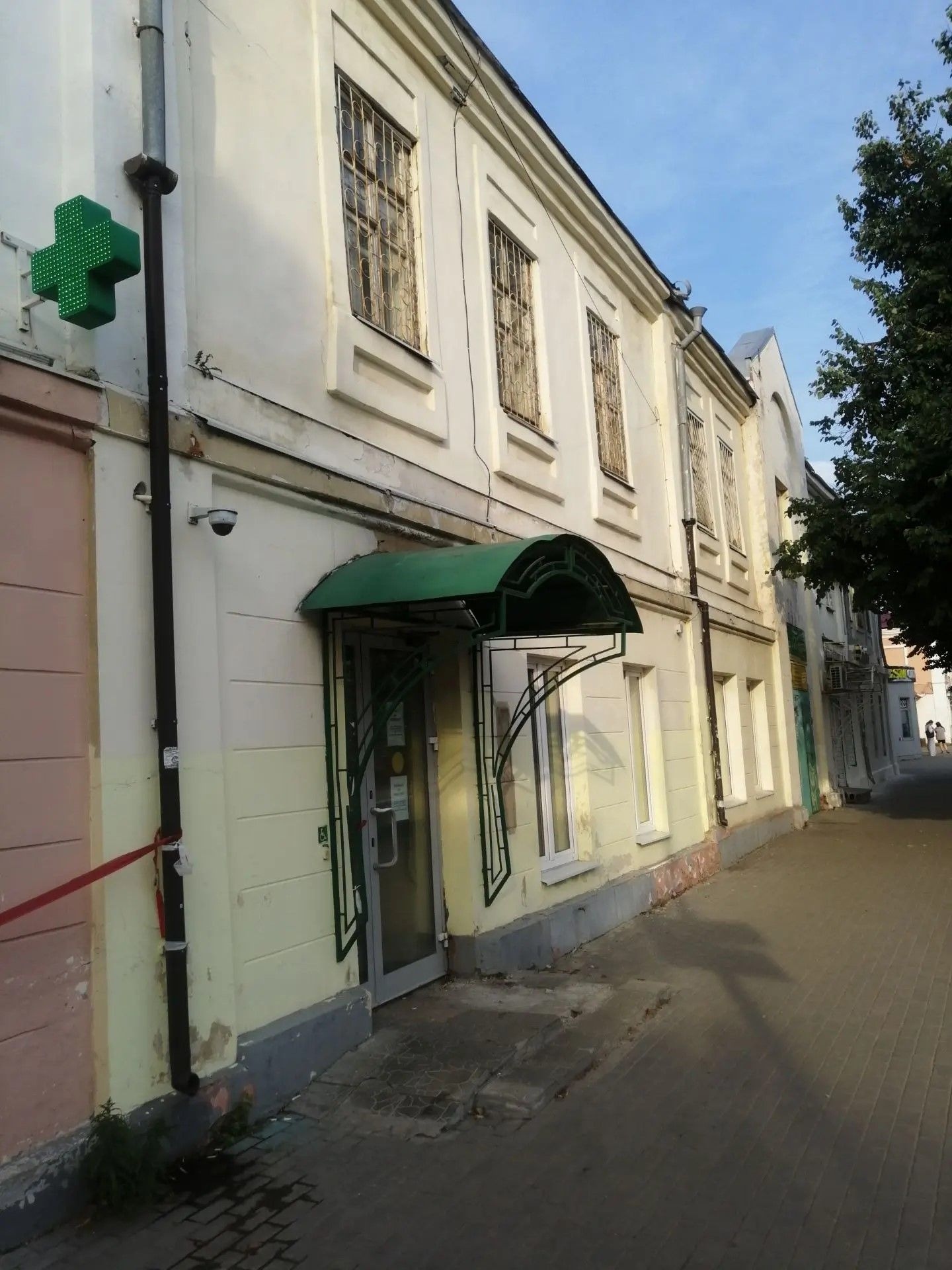 Доброе время суток!
Сдам в аренду помещение в центре города.
Свободного назначения: торговля, услуги, офис.
Первая линия, отдельный вход, открытая планировка.
В здании: Теле2, МТС, Билайн, Мегафон, Аптеки Вита и Столички, 
КБ, БТИ, Ломбард, Ювелирный, Юристы и Адвокаты, кафе и ресторан. 
Для космети