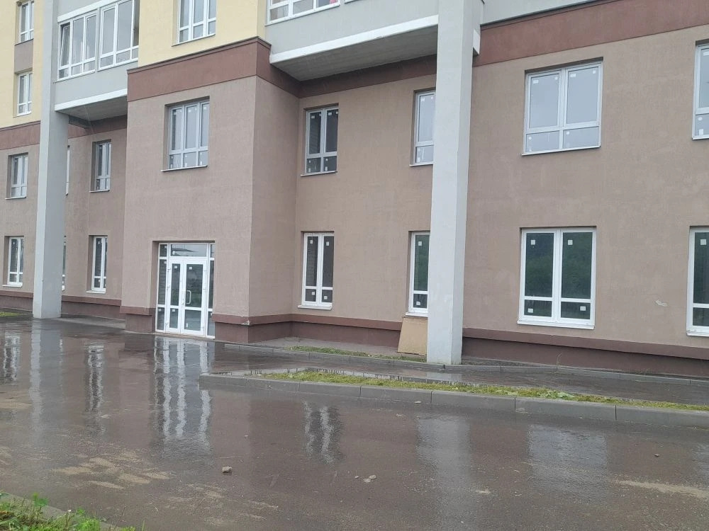 Продается нежилое помещение 186 кв.м. с отдельным входом в густом спальном районе с развитой инфраструктурой. Заезд через РТС. 