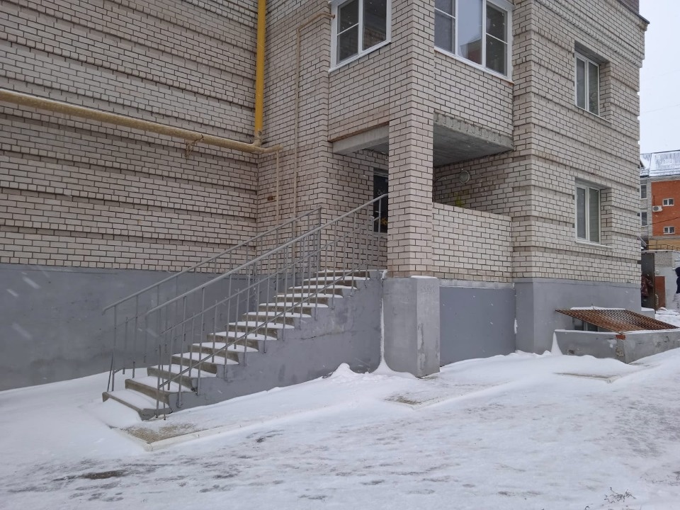 Сдается помещение свободного назначения в жилом многоквартирном доме. Свободный подъезд с парковками. Большой жилой массив. Помещение подходит по детский или спортивный клуб, тренажерный зал, развивающие и обучающие центры, аптеку, пункт выдачи, торговлю. Дом новый и заселен. Крышная газовая котельн