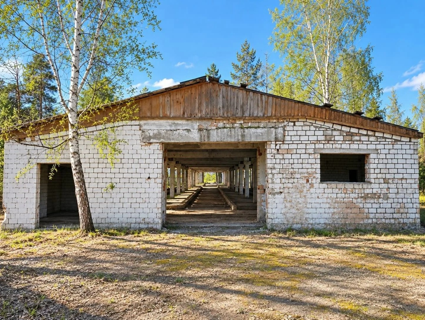 Продам большой земельный участок со строением.
Асфальтовый подъезд и заезд на территорию для любых машин.
Удобный выезд на трассу М-7 в сторону Н.Новгорода или Москвы.

Газопровод низкого давления проходит по границе участка.
ТП находится на границе участка, свободные мощности есть.
Водоснабжение и 