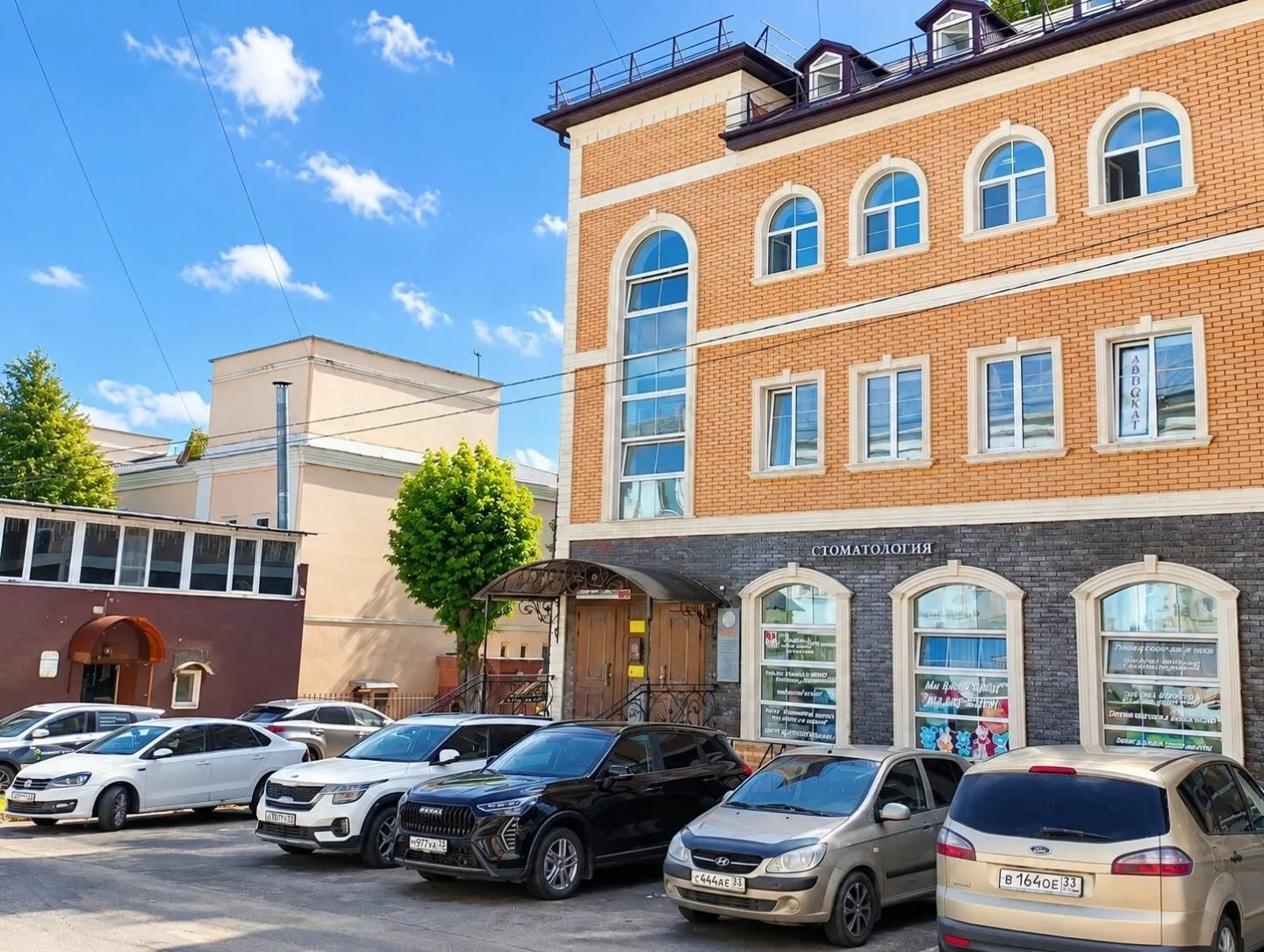 Продам помещение (Этаж) в новом нежилом здании.
Здание отдельно стоящее, 2018 года постройки, земля в собственности.
Этажи не пересекаются; каждый с отдельным входом и запасным выходом.
Помещение распланировано на четыре проходных кабинета и три изолированных.
Сделан хороший ремонт, предусмотрена ку