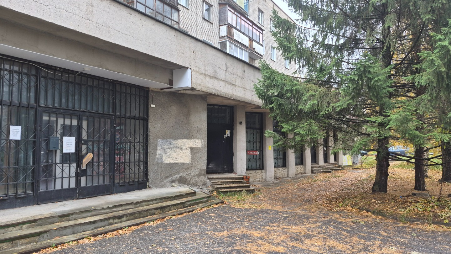 Продается встроено-пристроенное помещение площадью 1350 кв.м.
Площадь первого этажа 759 кв.м.
Площадь подвального помещения 591 кв.м.
Валовый арендный доход в месяц 200 т.р., собственник не эффективный, потенциальный арендный доход намного выше.
Отдельный ввод электричества, мощность 70 кВт .
Постоя