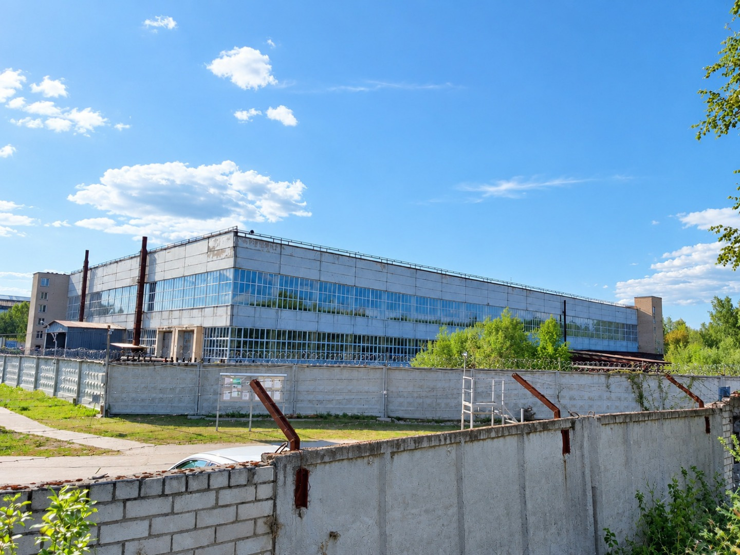 Продам производственную базу на земельном участке площадью 2 Га. 

На участке расположены производственные здания общей площадью 8 000 кв.м.:
- основной производственный корпус 4400 кв.м, двухпролетный, высота 11 метров, 
кран-балки грузоподъемностью 5 тонн в каждом пролете, трое ворот высотой 4,5 м