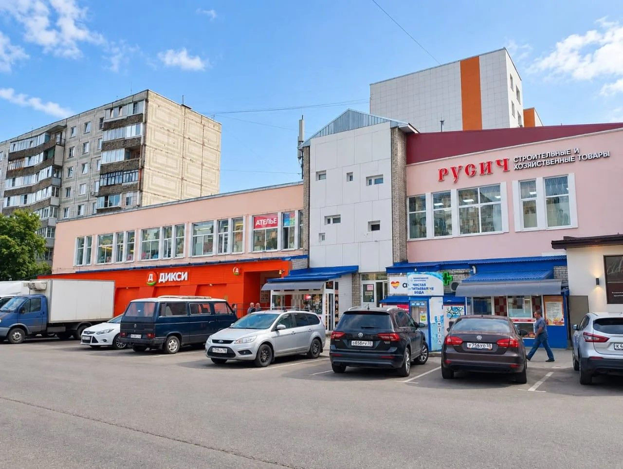 Сдам торговое помещение на остановке.
Центр спального района, первая линия, второй этаж.
Здание пристроенное к жилому дому, двухэтажное.
Большая парковка по фасаду, огромный трафик.
Два больших зала 140 и 90 м2, запасной вход.
Своя газовая котельная, 30 кВт.