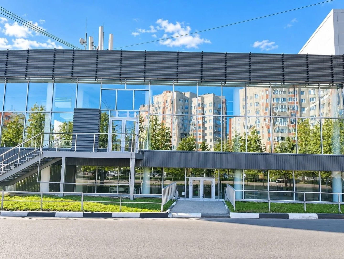 Сдам помещение 470 м2 в районе ТЦ Ашан на Верхней Дуброве. 
Своя территория, доступ круглосуточно, есть физическая охрана.

Высота 4,5 метра, 40 кВт (можно увеличить), грузовая платформа 3 тонны,
подъезд на разгрузку десятитонников, ремзона для Газелей, остановка.

Второй этаж, отдельный вход, свобо