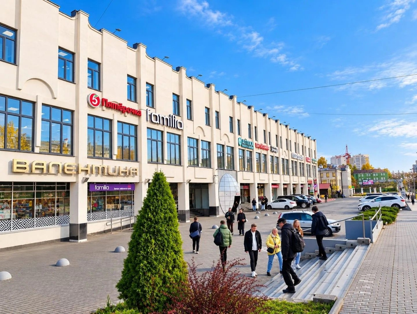 Аренда второго этажа в ЦУМ Валентина.
Предлагаем рассмотреть площадь от 1500 до 2700 кв.м.

На этаж ведёт основная лестница от общего входа, а так же 
две независимые лестницы от фасада первого этажа.
Соседи по этажу - ресторан Мамука (открылся в 2026 году).

Большие электрические мощности, централь