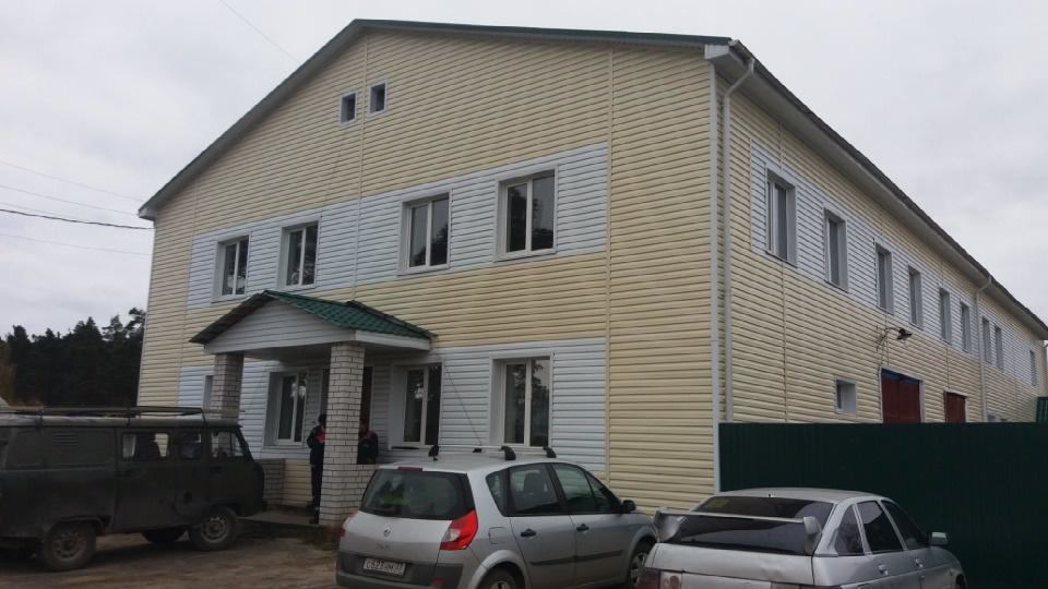 Продается двухэтажное административное здание площадью 885 кв.м. расположенное на земельном участке площадью 17 соток (собственность), огороженного по периметру забором. Высота каждого этажа 3 метра. В здании имеются гаражные боксы. Новая двухскатная крыша покрыта металлочерепицей. Два отдельных вхо